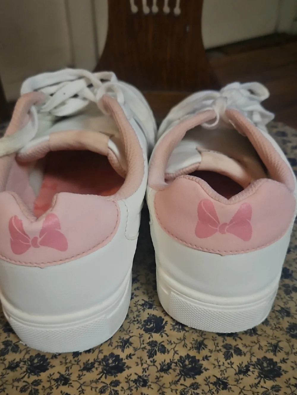GUC Disney Minnie Sneakers - Picture 3 of 3
